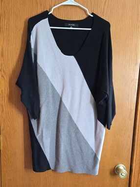 Ava Rose Black and Gray Diagonal Colorblock Tunic